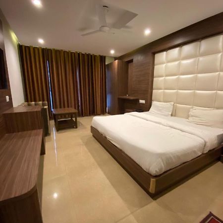 Savoy Residency Hotel Мусори Екстериор снимка